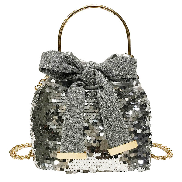 Ζεύγος γυναικείας τσάντας με μεταλλική λαβή σε διάφορα χρώματα