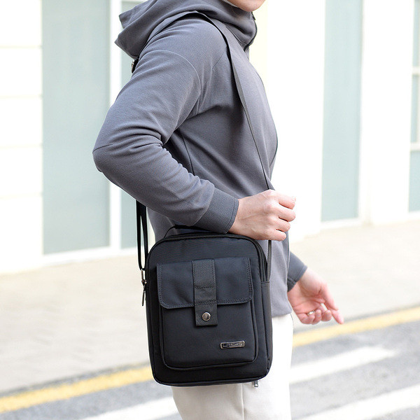 Ανδρική καθημερινή τσάντα με μεταλλικό στοιχείο σε τέσσερα χρώματα