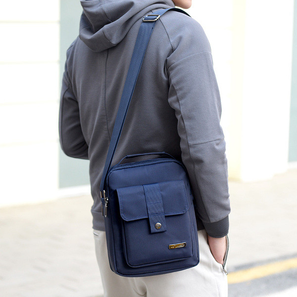 Ανδρική καθημερινή τσάντα με μεταλλικό στοιχείο σε τέσσερα χρώματα