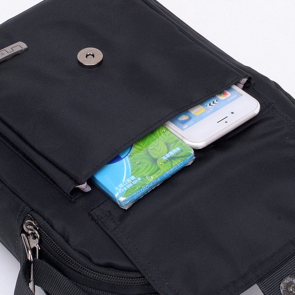 Ανδρική καθημερινή τσάντα με μεταλλικό στοιχείο σε τέσσερα χρώματα