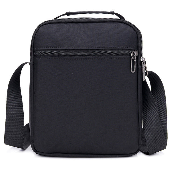 Ανδρική καθημερινή τσάντα με μεταλλικό στοιχείο σε τέσσερα χρώματα