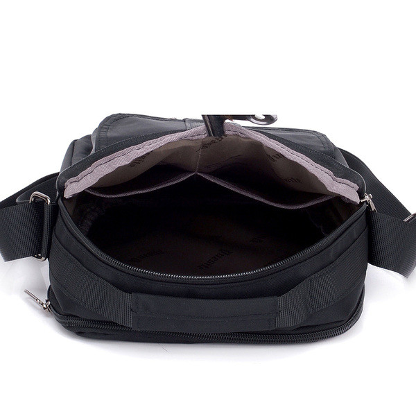 Ανδρική καθημερινή τσάντα με μεταλλικό στοιχείο σε τέσσερα χρώματα