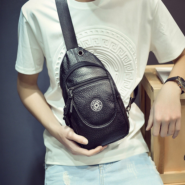 Ανδρική δερμάτινη τσάντα με έγχρωμο έμβλημα