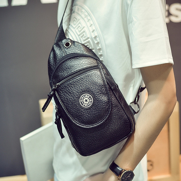 Ανδρική δερμάτινη τσάντα με έγχρωμο έμβλημα