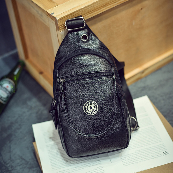 Ανδρική δερμάτινη τσάντα με έγχρωμο έμβλημα