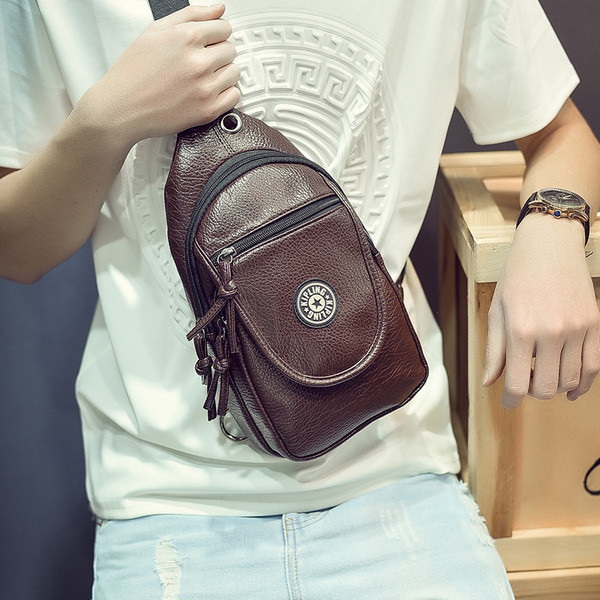 Ανδρική δερμάτινη τσάντα με έγχρωμο έμβλημα