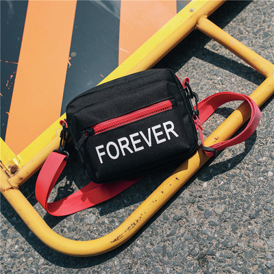 Αθλητική ανδρική τσάντα με τριών χρωμάτων επιγραφή