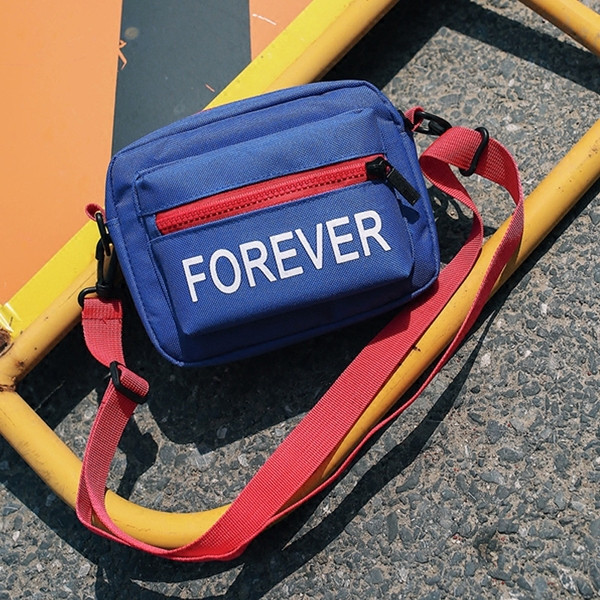 Αθλητική ανδρική τσάντα με τριών χρωμάτων επιγραφή