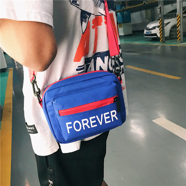 Αθλητική ανδρική τσάντα με τριών χρωμάτων επιγραφή