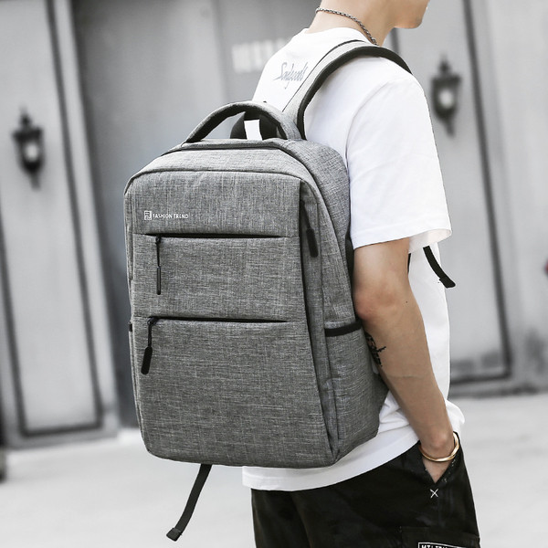 Μοντέρνο ανδρικό σακίδιο σε δύο χρώματα με μπροστινές τσέπες