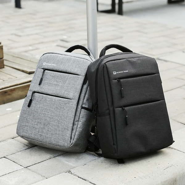 Μοντέρνο ανδρικό σακίδιο σε δύο χρώματα με μπροστινές τσέπες