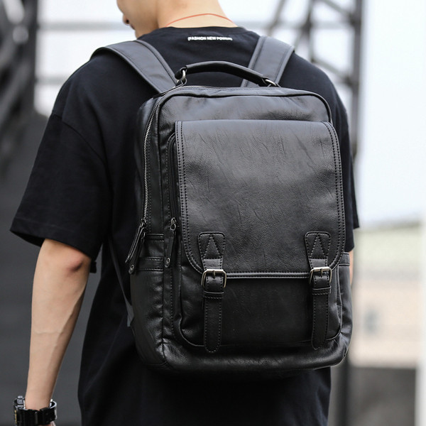 Μοντέρνο δερμάτινο σακίδιο σε μαύρο χρώμα