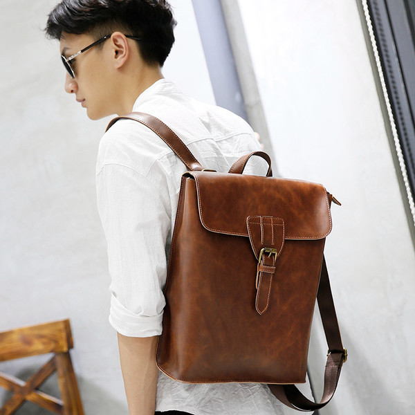 Κομψό δερμάτινο σακίδιο δέρματος ανδρών σε καφέ χρώμα