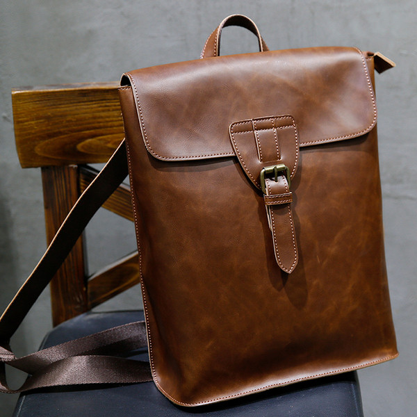 Κομψό δερμάτινο σακίδιο δέρματος ανδρών σε καφέ χρώμα
