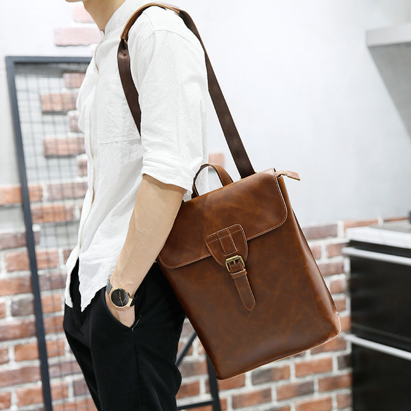 Κομψό δερμάτινο σακίδιο δέρματος ανδρών σε καφέ χρώμα