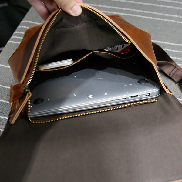 Κομψό δερμάτινο σακίδιο δέρματος ανδρών σε καφέ χρώμα