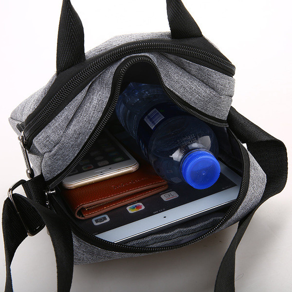 Μοντέρνα τσάντα ανδρών με μεταλλικό στοιχείο σε τρία χρώματα