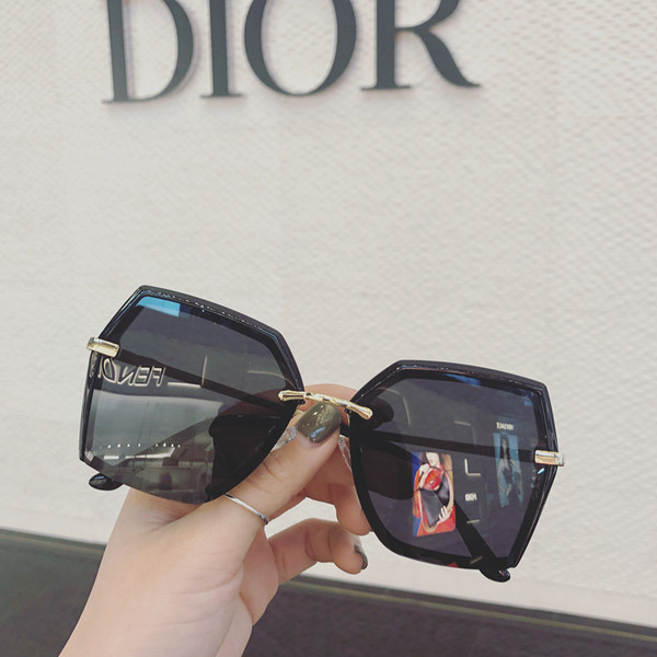 Κομψά γυναικεία γυαλιά ηλίου σε τρία χρώματα