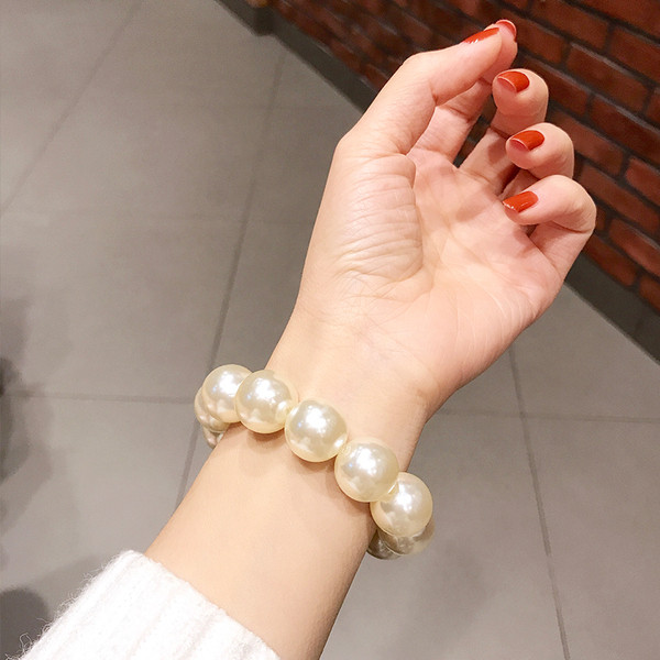 Bratara de dama moderna cu perle decorative