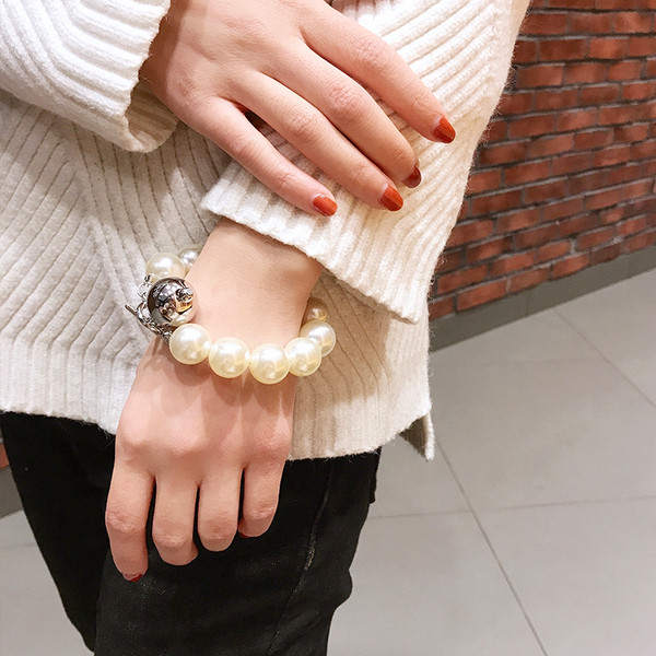 Bratara de dama moderna cu perle decorative