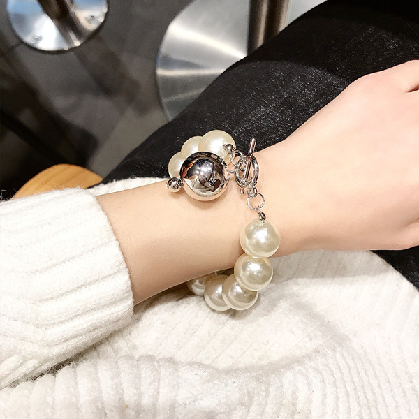 Bratara de dama moderna cu perle decorative