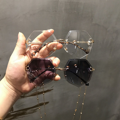 Дамски слънчеви очила с елемент верижка в няколко цвята