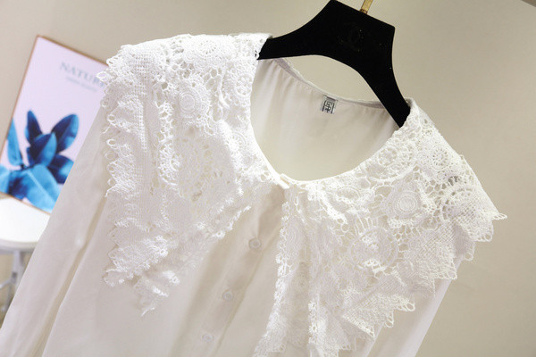 Cămașă elegantă de damă, cu dantelă și mâneci lungi, în culoarea albă