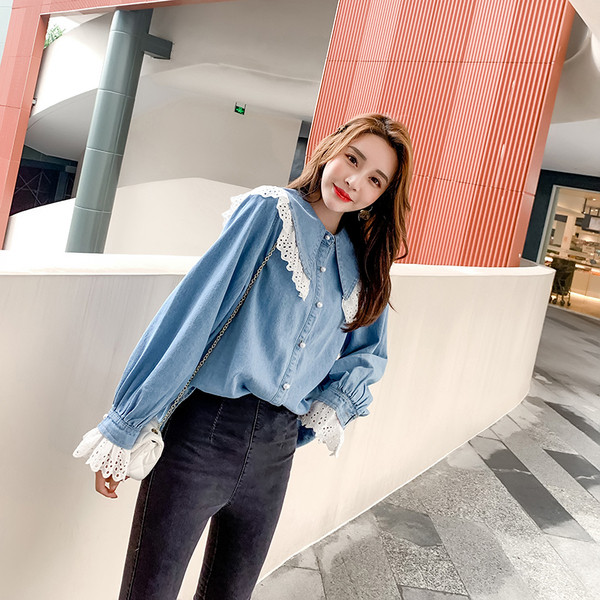 Cămașă de damă din denim cu dantelă albă și mâneci lungi