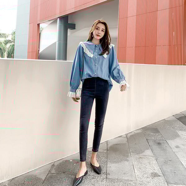 Cămașă de damă din denim cu dantelă albă și mâneci lungi