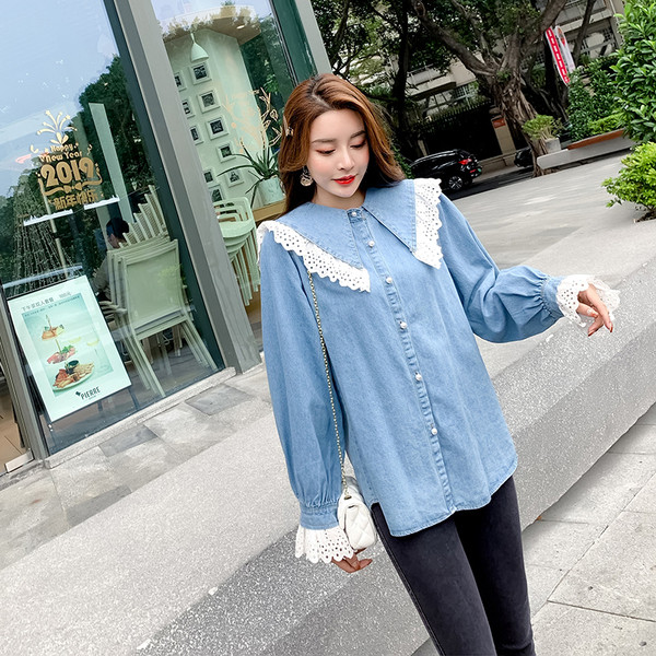 Cămașă de damă din denim cu dantelă albă și mâneci lungi