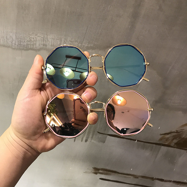 Noi ochelari de soare rotunzi de damă în patru culori