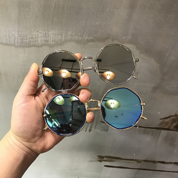 Noi ochelari de soare rotunzi de damă în patru culori
