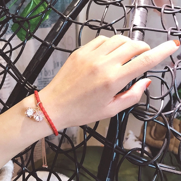 Γυναικείο καθημερινό βραχιόλι με κόκκινα μενταγιόν