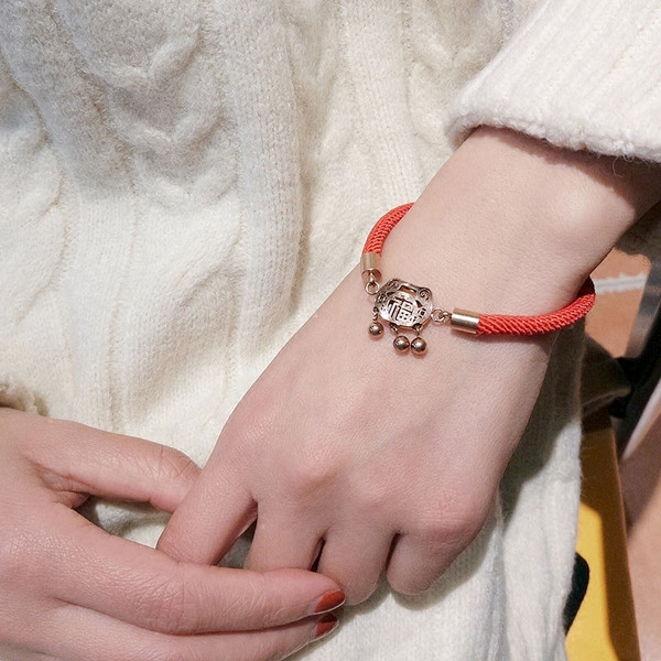 Γυναικείο βραχιόλι με κόκκινο χρώμα με μενταγιόν