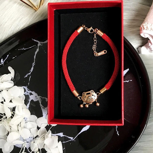 Γυναικείο βραχιόλι με κόκκινο χρώμα με μενταγιόν