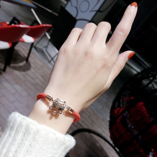 Γυναικείο βραχιόλι με κόκκινο χρώμα με μενταγιόν