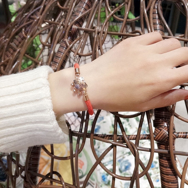 Γυναικείο βραχιόλι με κόκκινο χρώμα με μενταγιόν