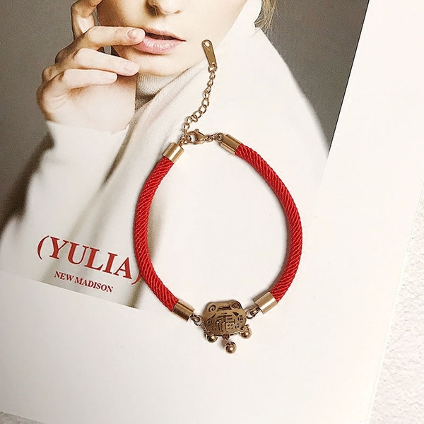 Γυναικείο βραχιόλι με κόκκινο χρώμα με μενταγιόν