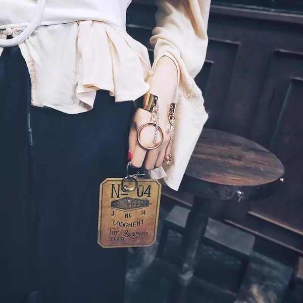 Bratara moderna de dama cu pandantive si pietre decorative