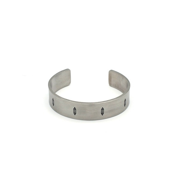 Το μοντέρνο βραχιόλι των σύγχρονων ανδρών σε δύο χρώματα