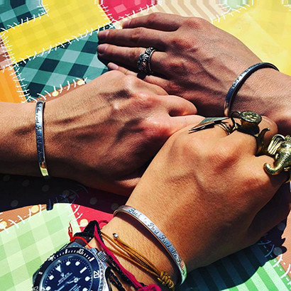 Μοντέρνο ανδρικό βραχιόλι με χαραγμένη επιγραφή σε τρία χρώματα