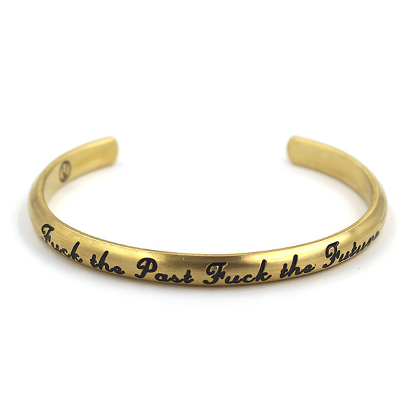 Μοντέρνο ανδρικό βραχιόλι με χαραγμένη επιγραφή σε τρία χρώματα