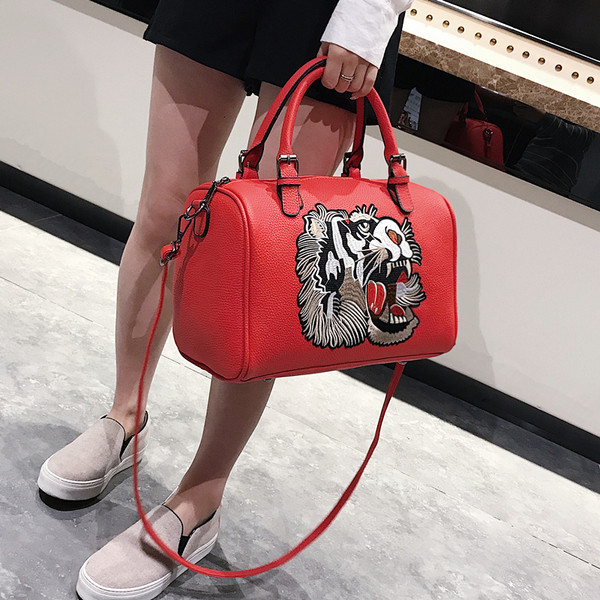 Geanta de dama actuala cu broderie colorata in mai multe culori