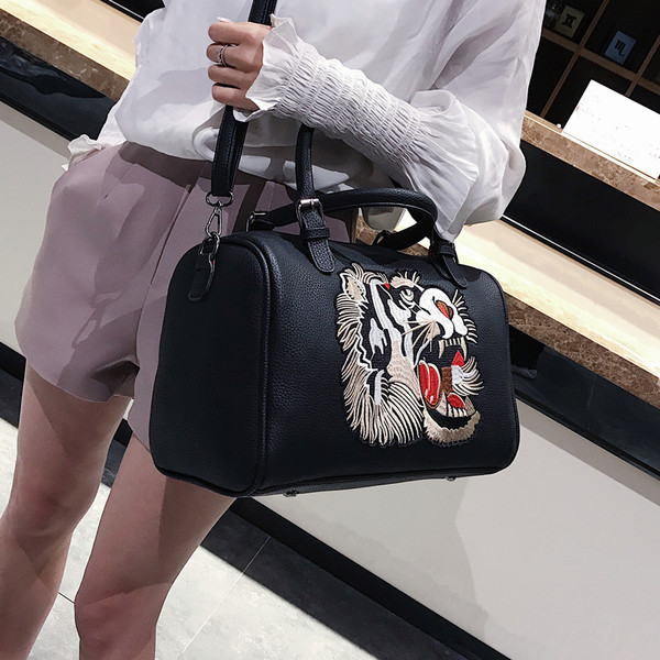 Geanta de dama actuala cu broderie colorata in mai multe culori