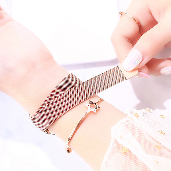 Μοντέρνο γυναικείο ρολόι σε διάφορα χρώματα