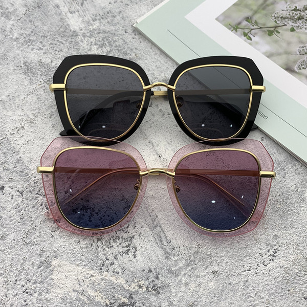 Κυρίες μοντέρνα γυαλιά ηλίου σε διάφορα χρώματα