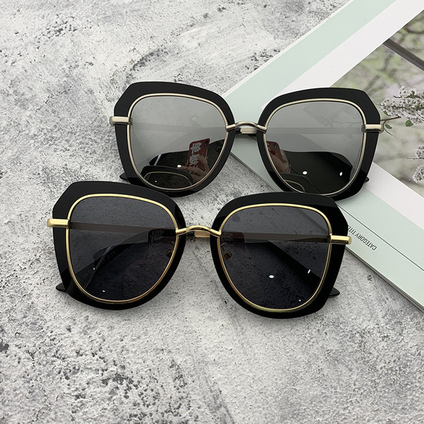 Κυρίες μοντέρνα γυαλιά ηλίου σε διάφορα χρώματα