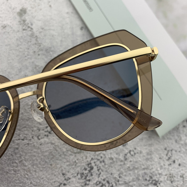 Κυρίες μοντέρνα γυαλιά ηλίου σε διάφορα χρώματα