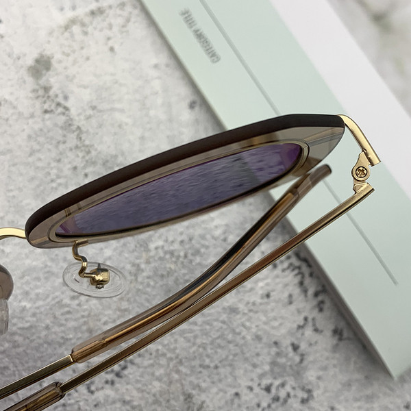 Κυρίες μοντέρνα γυαλιά ηλίου σε διάφορα χρώματα