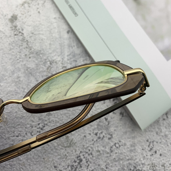 Κυρίες μοντέρνα γυαλιά ηλίου σε διάφορα χρώματα